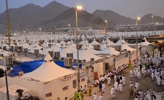 حجاج بيت الله الحرام ينهون مناسكهم برمي الجمرات