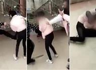 بالفيديو: تلميذات يعتدين بالضرب على زميلتهن بوحشية بالفيديو: تلميذات يعتدين بالضرب على زميلتهن بوحشية