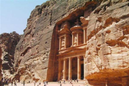 الملك يؤكد أهمية الحفاظ على البتراء ومكانتها العالمية الملك يؤكد أهمية الحفاظ على البتراء ومكانتها العالمية
