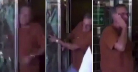 فيديو: ارتطم باب كهربائي في رأسه فحصل على تعويض بـ 21 مليون دولار