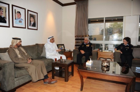 سفير الإمارات يزور مخيمات اللاجئين السوريين في عمّان