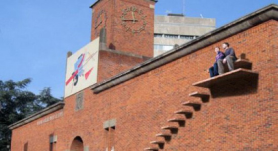 بالصور : أغرب المقاعد العامة فى الشوارع