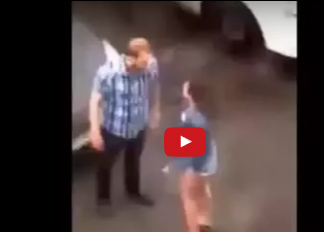 شاهد.. فتاة وحبيبها يتبادلان الصفعات بسبب الخيانة