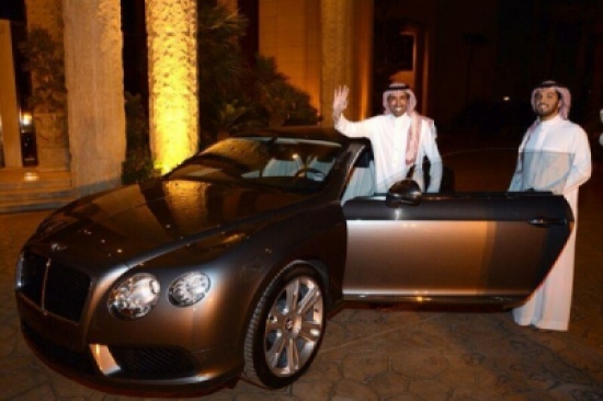 الوليد بن طلال يعطي " بنتلي " لمن طلبها مازحا ً ( صور ) الوليد بن طلال يعطي " بنتلي " لمن طلبها مازحا ً ( صور )