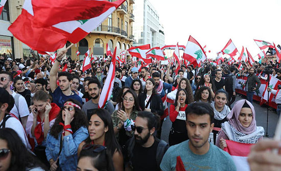 مطالبين بحكومة.. متظاهرو لبنان على طريق القصر الرئاسي