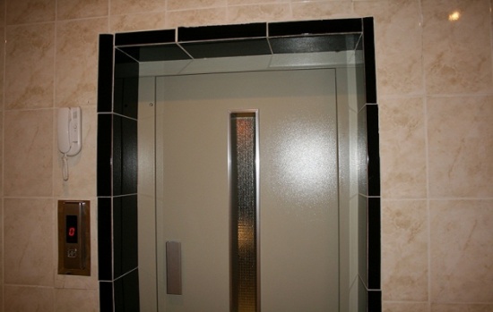 موظفون ومراجعون: مصعد صحة بني كنانة معطل منذ 3 سنوات