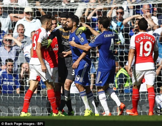 فيديو..كوستا يعتدي على مدافع ارسنال بالضرب ويتسبب بطرد آخر