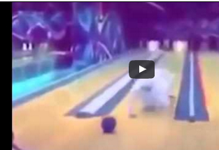 شاهد.. موقف محرج لشاب داخل صالة البولينج