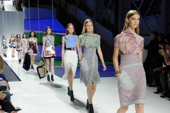 بالفيديو..عارضة أزياء تصاب بالشلل أثناء سيرها على المنصة!!!