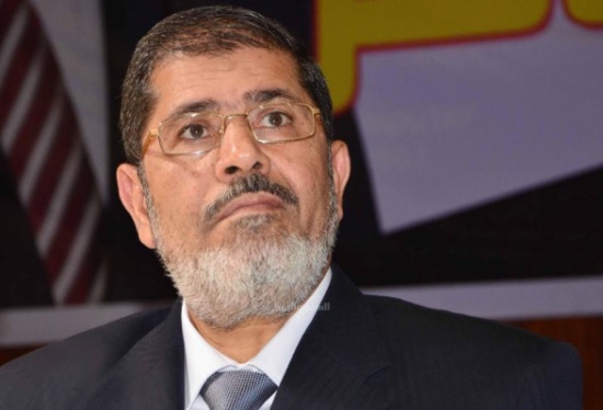 مرسي يتمسك بشرعيته ولا يعترف بمحاكمته مرسي يتمسك بشرعيته ولا يعترف بمحاكمته