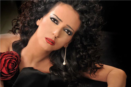 أمل عرفة تنجو من الموت بعد قصف موقع التصوير أمل عرفة تنجو من الموت بعد قصف موقع التصوير