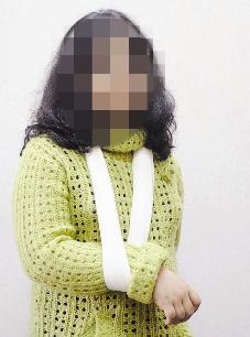 معلمة تجبر طفلةً كويتيةً على "رفع الأثقال"! معلمة تجبر طفلةً كويتيةً على "رفع الأثقال"!