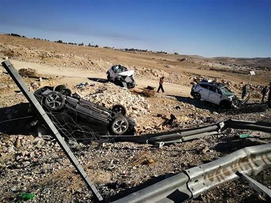 بالصور : تدهور شاحنة نقل مركبات في الزرقاء واصابة السائق