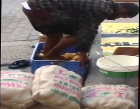 بالفيديو.. عامل يغسل البطاطس بقدمية بـ «السعودية» بالفيديو.. عامل يغسل البطاطس بقدمية بـ «السعودية»