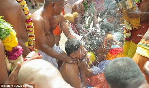 فيديو: هنود يقبلون على ضرب رؤوسهم بجوز الهند أملا في النجاح