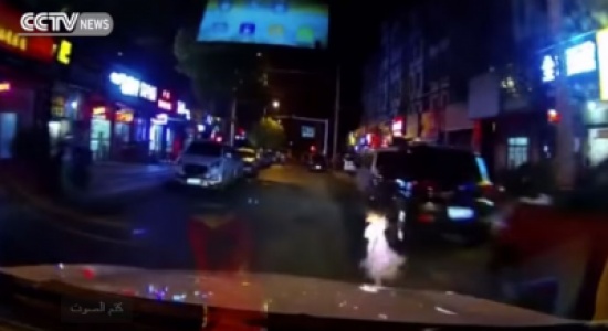 فيديو صادم لطفلة تقف وتمشي بعد دهسها بسيارة فيديو صادم لطفلة تقف وتمشي بعد دهسها بسيارة