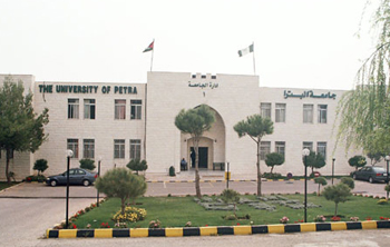 رئيس جمعية المكتبات الأردنية يحاضر بطلبة جامعة البترا