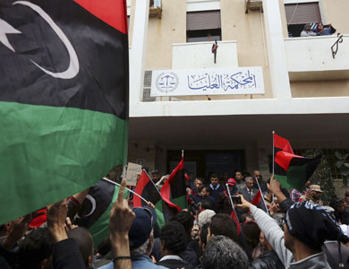 إخلاء مقر البرلمان الليبي إثر سقوط قذيفة في ساحته إخلاء مقر البرلمان الليبي إثر سقوط قذيفة في ساحته