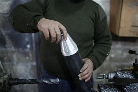 معارضو سوريا يعتمدون على أنفسهم في تصنيع الأسلحة وإصلاح الدبابات معارضو سوريا يعتمدون على أنفسهم في تصنيع الأسلحة وإصلاح الدبابات