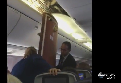 بالفيديو: انهيار سقف طائرة على الركاب أثناء هبوطها