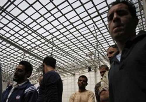 نحو 800 أسير فلسطيني في عدة سجون إسرائيلية يبدأون إضرابا تضامنيا