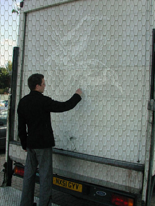 فنان يحوّل الشاحنات المتسخة إلى لوحات فنية