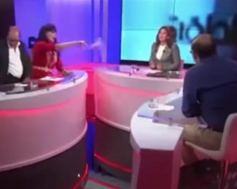 بالفيديو - مذيعة تتعرّض لموقف محرج مباشرة على الهواء... شاهدوا بماذا قذفتها ضيفتها