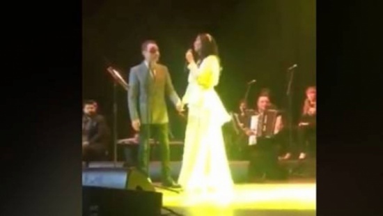 بالفيديو - شيرين لأحد الحاضرين في حفلها: "حاسب ليضربك حسام"... ماذا فعل؟ بالفيديو - شيرين لأحد الحاضرين في حفلها: "حاسب ليضربك حسام"... ماذا فعل؟
