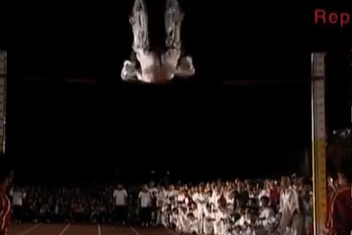 شاب يقفز دون استخدام قدميه