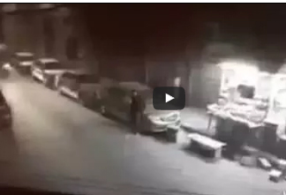 حظة هجوم جن على صاحب كشك وصعقه