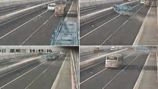 لحظة تحطم شاحنة عملاقة أعلى جسر بالصين ونجاة قائدها