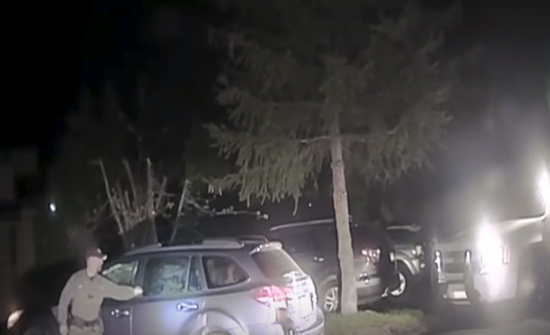 بالفيديو : شرطي يكسر زجاج سيارة لانقاذ دب عالق فيها ...