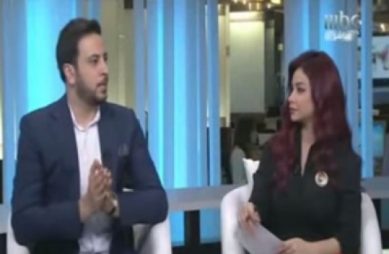 فيديو: ذبابة تحرج المذيعة لجين عمران على الهواء فيديو: ذبابة تحرج المذيعة لجين عمران على الهواء