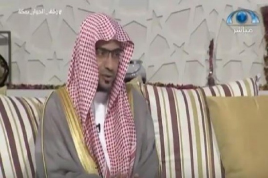 شاهد.. المغامسي يبكي متأثرًا بهذه الآية أثناء حديثه عن تعظيم العبد لكلام الله