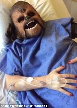 بالفيديو والصور.. امرأة ترتدي قناع حرب النجوم أثناء ولادتها بالفيديو والصور.. امرأة ترتدي قناع حرب النجوم أثناء ولادتها