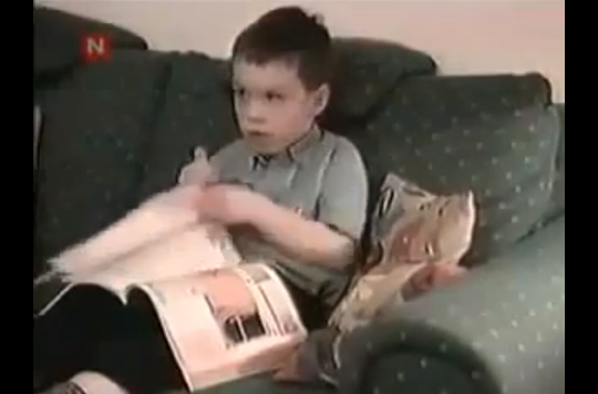 طفل يقلد الكبار