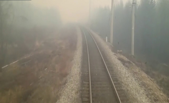 بالفيديو: قطار ركاب يواصل سيره عبر حريق في غابات روسيا