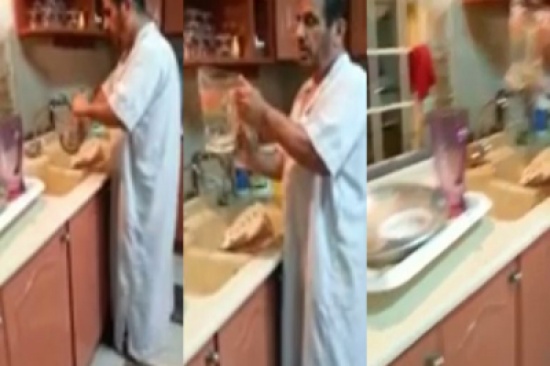 شاهد..  سعودي يغسل أطباق الطعام بمنزله