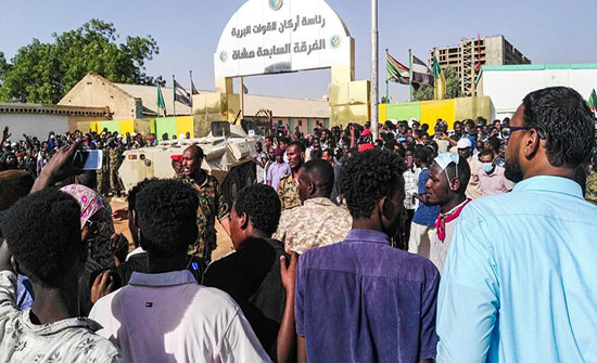 بالفيديو :الخرطوم.. سقوط 10 جرحى بالرصاص في محيط الاعتصام