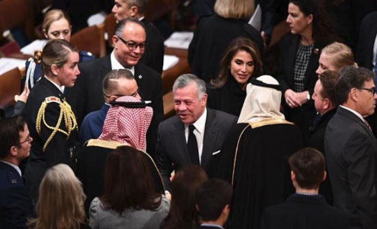 الملك والملكة يحضران جنازة جورج بوش الأب