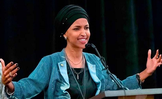 إلهان عمر.. أول محجبة تدخل الكونغرس الأميركي