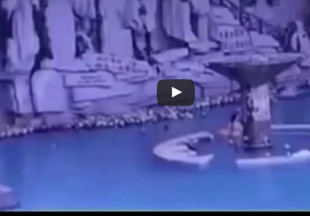 شاهد..  غرق طفل في مسبح أثناء انشغال والدته بهاتفها