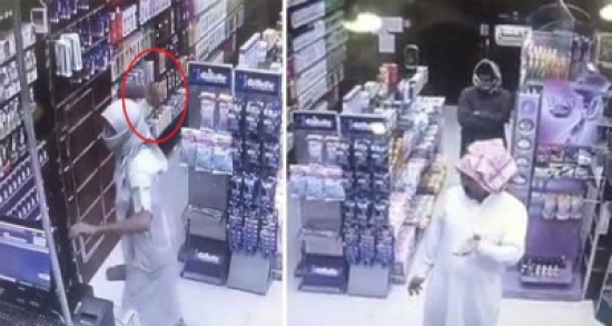 شاهد: لحظة السطو بسلاح أبيض على صيدلية.. وزبون ينقذ الموقف بذكاء