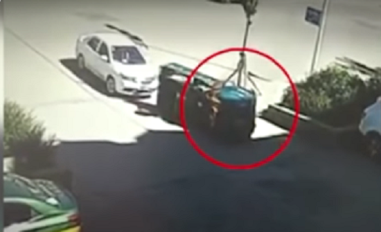 بالفيديو:- شاب اجنبي يحطم الزجاج الامامي لسيارة لانقاذ سائقها