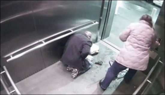 شاهد.. شرطي يطلق النار على نفسه بالخطأ أمام زوجته