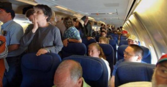 بالفيديو: شجار عنيف داخل طائرة… فماذا فعل الطيّار؟