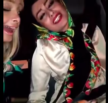 فيديو سيلفي بـ "السيارة" كاد يودي بحياة إيرانيتين !! فيديو سيلفي بـ "السيارة" كاد يودي بحياة إيرانيتين !!