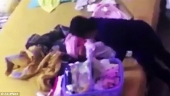 بالفيديو- مربية أطفال تعنّف رضيعة بوحشية!