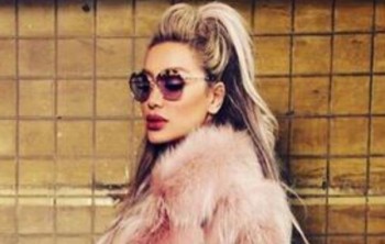 مايا دياب تفاجئ الجمهور وتثير الجدل بحقيبة ظهرها..بالصورة