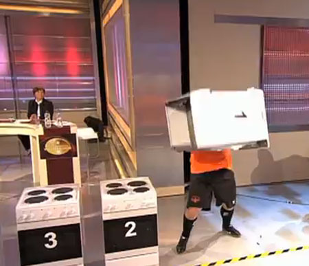 رجل يحمل الغاز